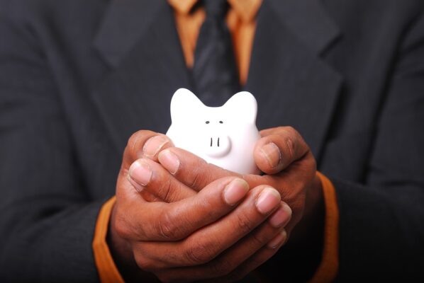 O que você nunca deve fazer com seu salário? Veja 5 dicas.
